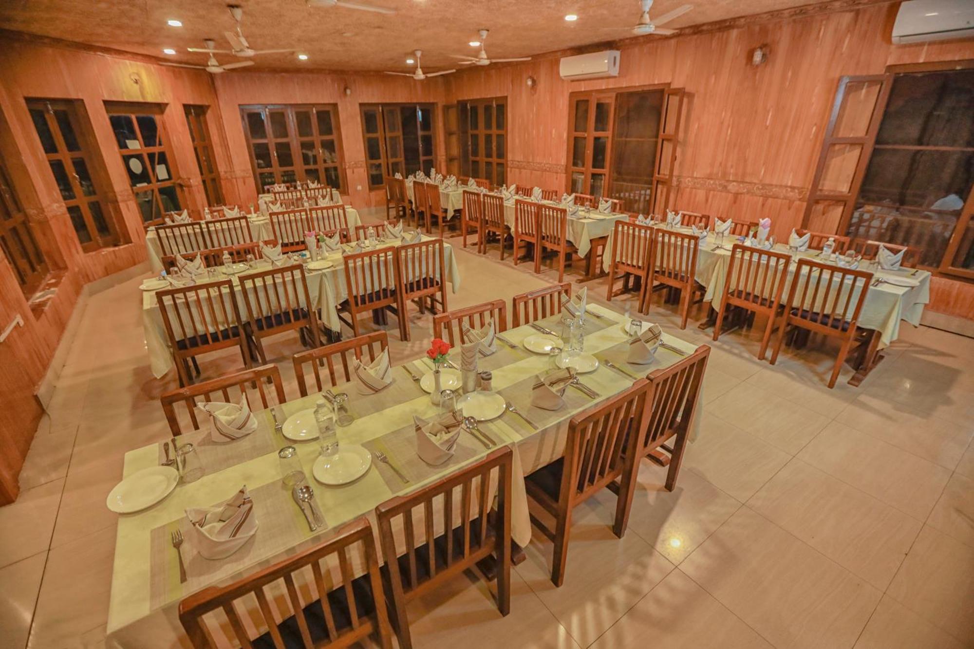 Hotel Wildlife Camp Sauraha Dış mekan fotoğraf