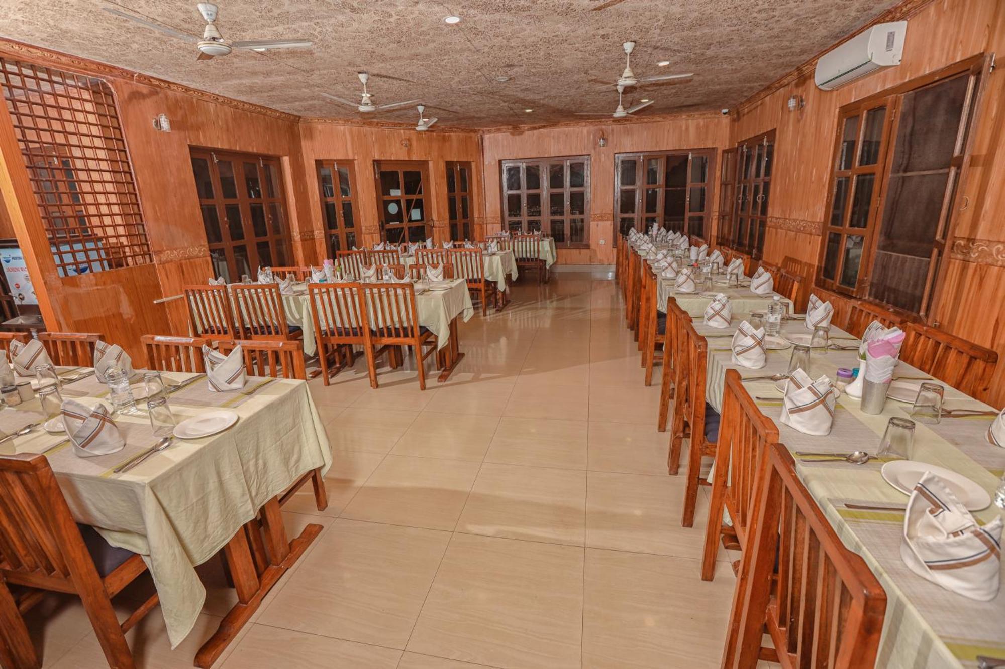 Hotel Wildlife Camp Sauraha Dış mekan fotoğraf